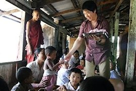 石鹸を手渡します