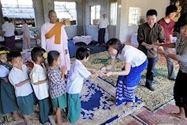 安倍昭恵さんが手渡しています。