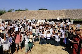 子供たちがノートを手に記念写真